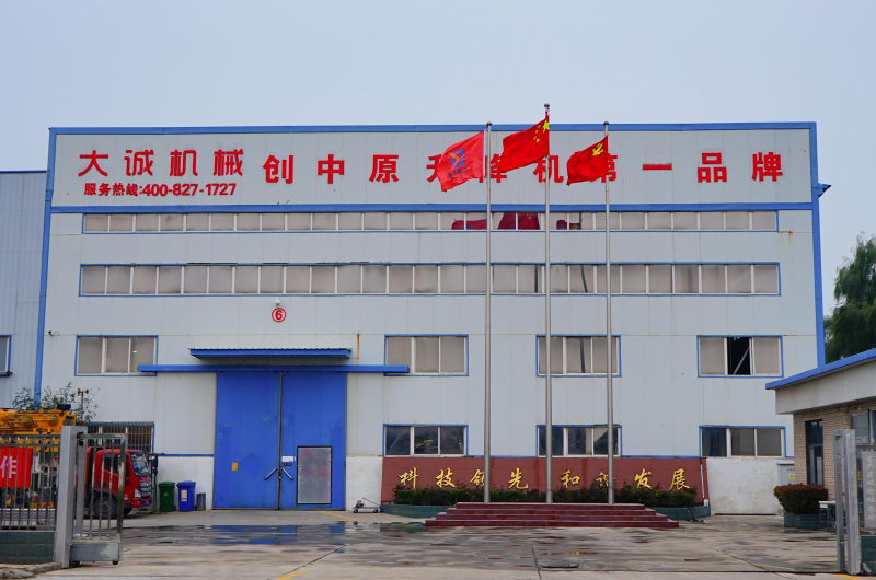 紅旗迎風(fēng)飄揚(yáng)，帶動(dòng)工人工作的熱情